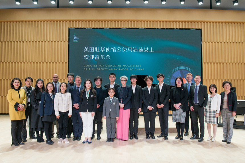 英国驻华使馆公使马洁茹访问青岛梅纽因学校