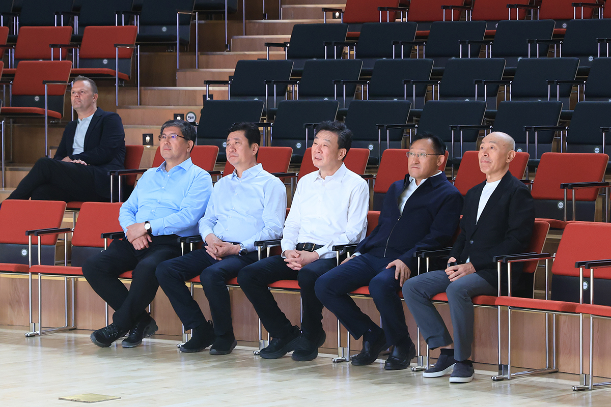 任刚市长视察青岛耶胡迪梅纽因学校